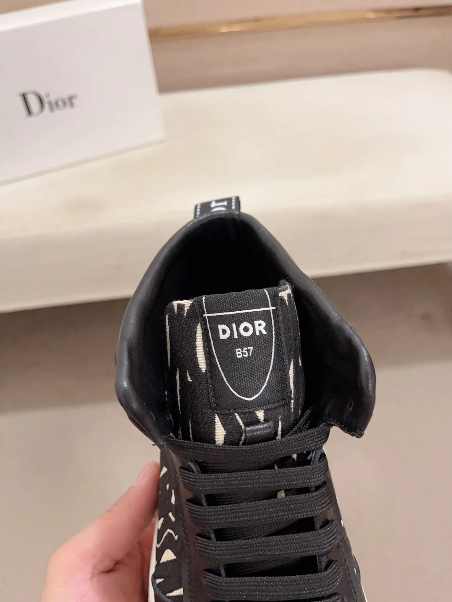 Men's shoes💰 420💰🇮🇹🇮🇹Dior d The new high-tops are on sale at the same time at the counter. The uppers are 🇮🇹 Italian imported first-layer cowhide, and the fully imported sheepskin lining is 💪💪. It is a complete 1⃣️ to 1⃣️ replica 🇮🇹💪💪. ⚠Sole: The original sole is specially provided by the original factory. The exclusive movable molded sole is super comfortable. ⚠Original factory follow-up goods, 🔍🔍high quality, you can enter and exit the counter at will, welcome to compare⚠. Code number:38-44
